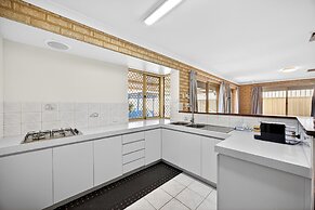 Spacious 4-bed House With Private Garage