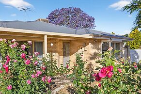 Spacious 4-bed House With Private Garage