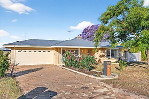 Spacious 4-bed House With Private Garage