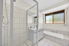 Spacious 4-bed House With Private Garage
