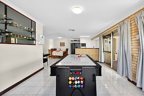 Spacious 4-bed House With Private Garage