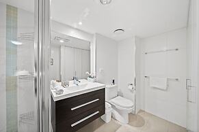 Braddon Retreat: Spacious 1-bed With Parking