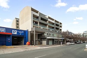 Braddon Retreat: Spacious 1-bed With Parking