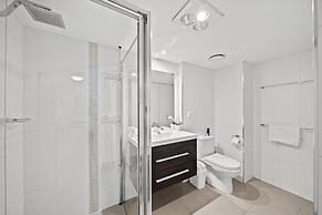 Braddon Retreat: Spacious 1-bed With Parking
