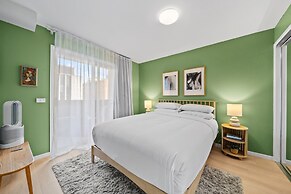 Braddon Retreat: Spacious 1-bed With Parking