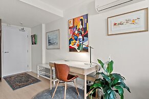 Braddon Retreat: Spacious 1-bed With Parking