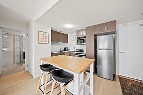 Braddon Retreat: Spacious 1-bed With Parking