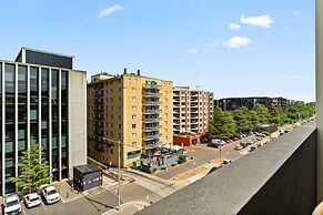 Braddon Retreat: Spacious 1-bed With Parking