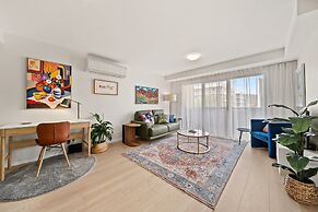 Braddon Retreat: Spacious 1-bed With Parking
