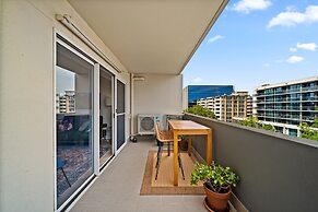Braddon Retreat: Spacious 1-bed With Parking