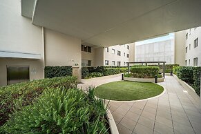 Braddon Retreat: Spacious 1-bed With Parking