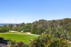 2-bed Beachfront Escape With Pool and BBQ Access