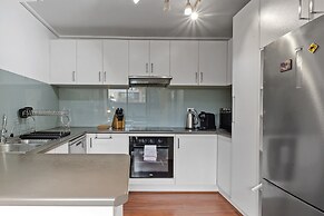 Spacious 3-bed Townhouse With Courtyard