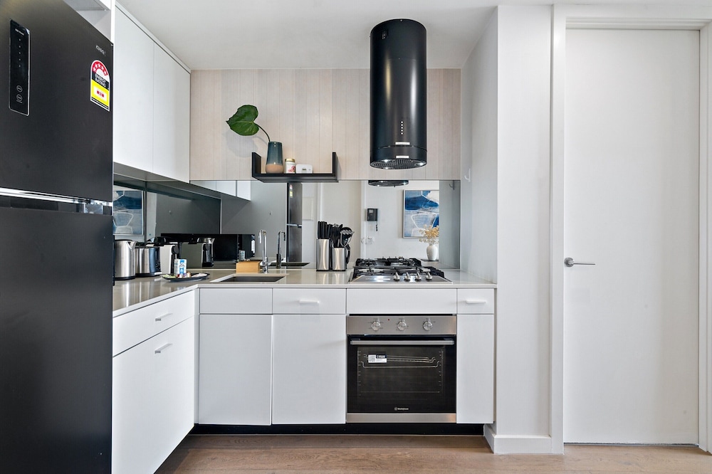Renovated 2-bed Apartment With Balcony