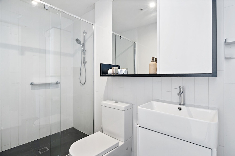 Renovated 2-bed Apartment With Balcony