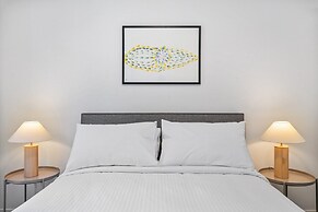Well-lit 2-bed Apartment With Balcony