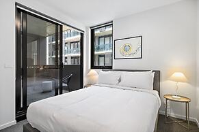 Well-lit 2-bed Apartment With Balcony