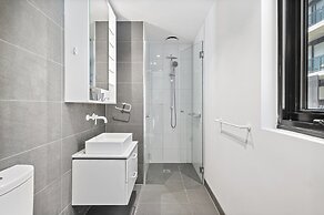 Well-lit 2-bed Apartment With Balcony