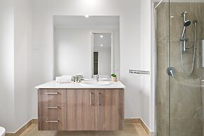 Spacious 5-bed Home in Peaceful Point Cook