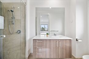 Spacious 5-bed Home in Peaceful Point Cook