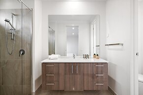 Spacious 5-bed Home in Peaceful Point Cook