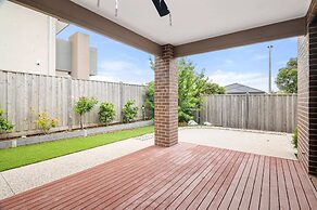 Spacious 5-bed Home in Peaceful Point Cook