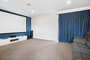 Spacious 5-bed Home in Peaceful Point Cook