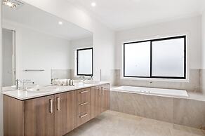 Spacious 5-bed Home in Peaceful Point Cook