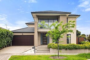 Spacious 5-bed Home in Peaceful Point Cook