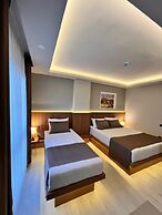 AIRPORT CORNER HOTEL