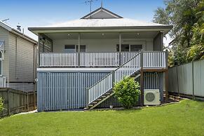 Bright 3-bed Home in Leafy Annerley