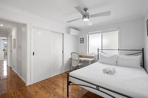 Bright 3-bed Home in Leafy Annerley
