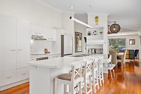 Bright 3-bed Home in Leafy Annerley
