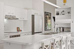 Bright 3-bed Home in Leafy Annerley