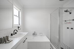 Bright 3-bed Home in Leafy Annerley