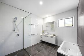 Bright 3-bed Home With Private Courtyard