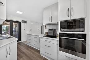 Coastal 2-bed Home With Pool & Spa