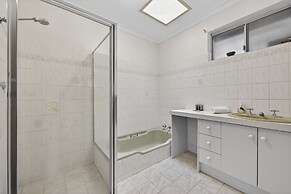 Coastal 2-bed Home With Pool & Spa