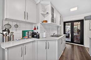Coastal 2-bed Home With Pool & Spa