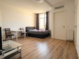 Cozy 1BR Apt with Lounge Central Vienna