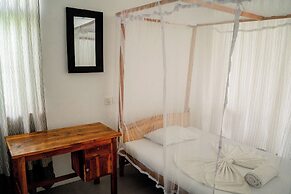 Asanka Surf House & Restaurant with pool