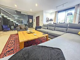 Elegant and Modern Villa V 04