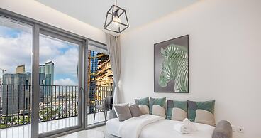 LUX The Business Bay Executive Suite