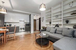 Lumina airy apartment with balcony
