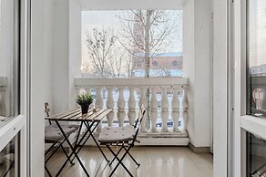 Lumina airy apartment with balcony