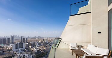LUX  The Phantom Sky Pool Suite