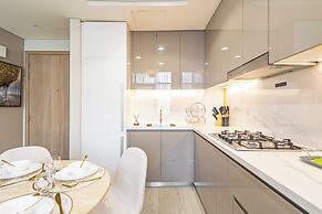 Superhost Modern 1BR in Azizi Riviera