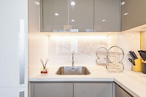 Superhost Modern 1BR in Azizi Riviera