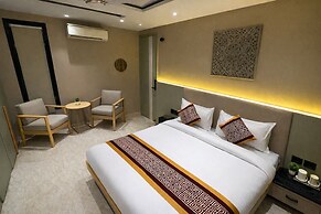 The PratiQ Luxe - Paschim Vihar