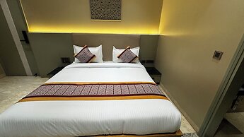 The PratiQ Luxe - Paschim Vihar